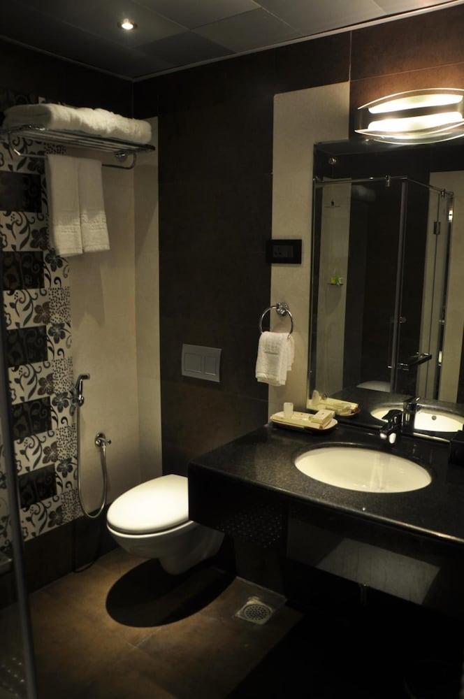 Park Avenue Nungambakkam Hotel